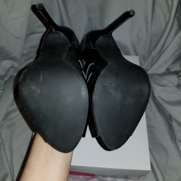 JustFab Aldeen Black Front Lace Up Ankle Bootie - Picture 7 of 7